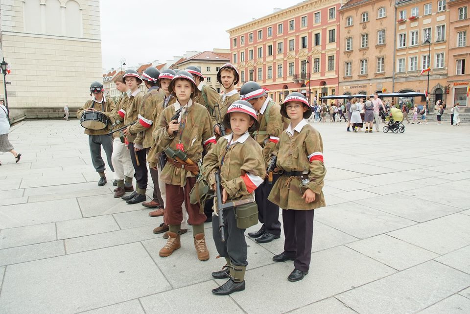 Harcerska Grupa Rekonstrukcyjna Powstania Warszawskiego na Placu Zamkowym w pełnej gotowości.